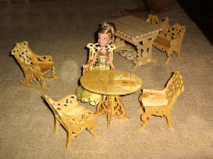 Sillas y mesa de madera miniatura