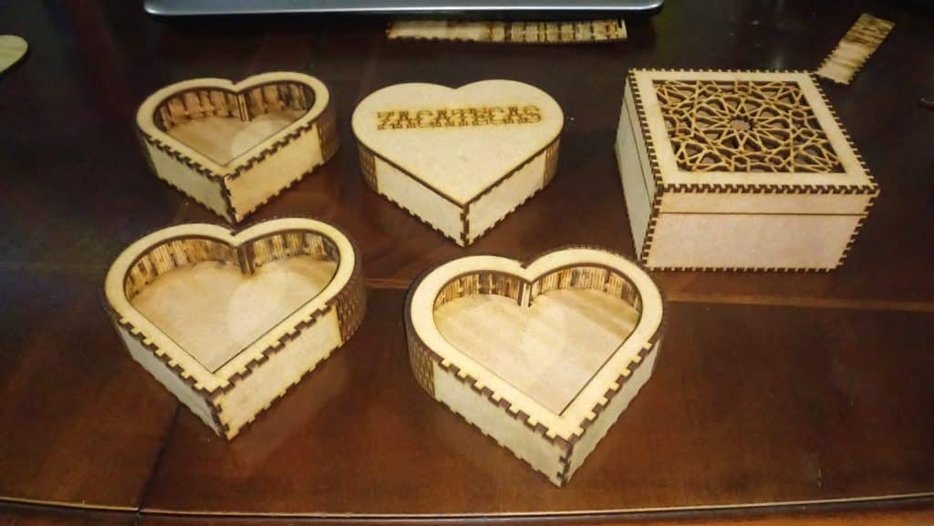 Caja con forma de corazón — vector para corte CNC
