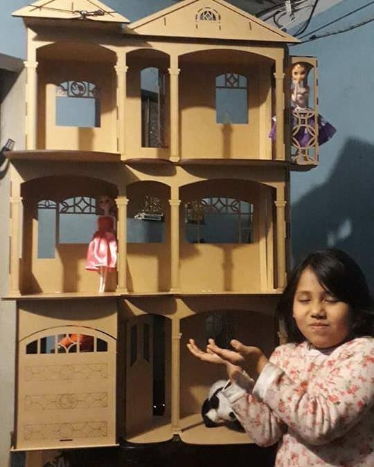 Casa de muñecas con elevador
