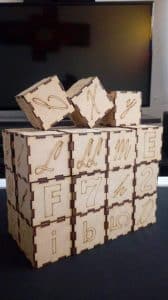 Cubos con letras y números