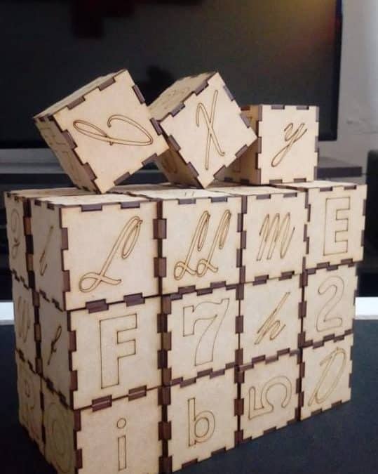 Cubos con letras y números