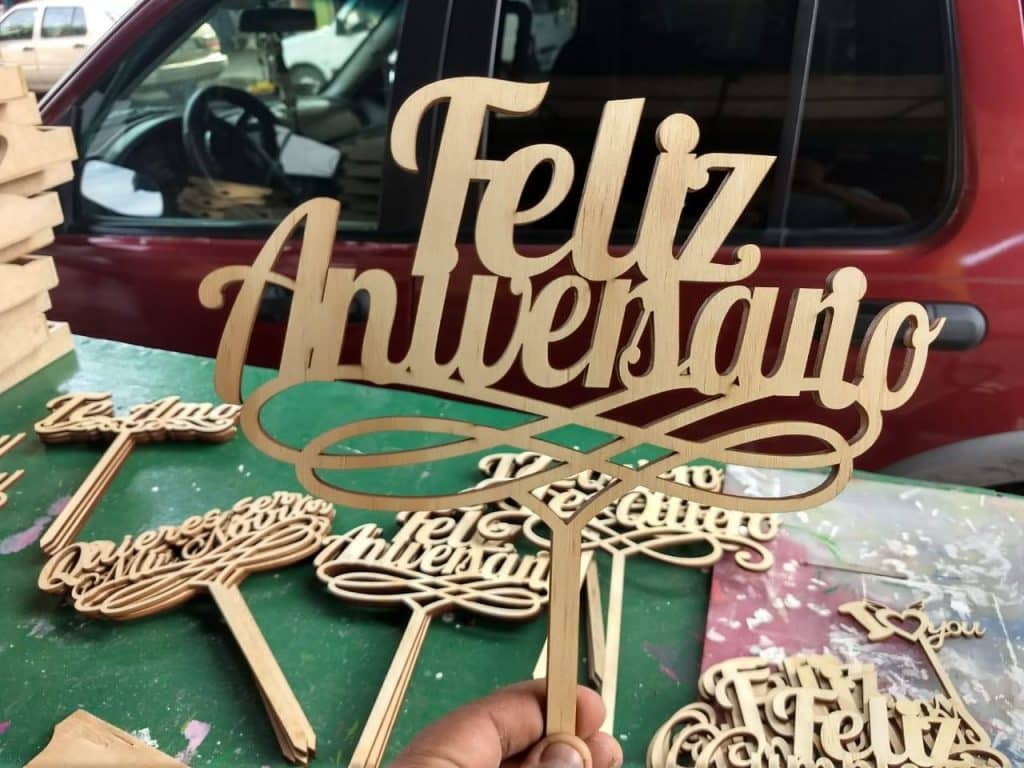 Topper para pastel «Feliz Aniversario» — vector para corte CNC