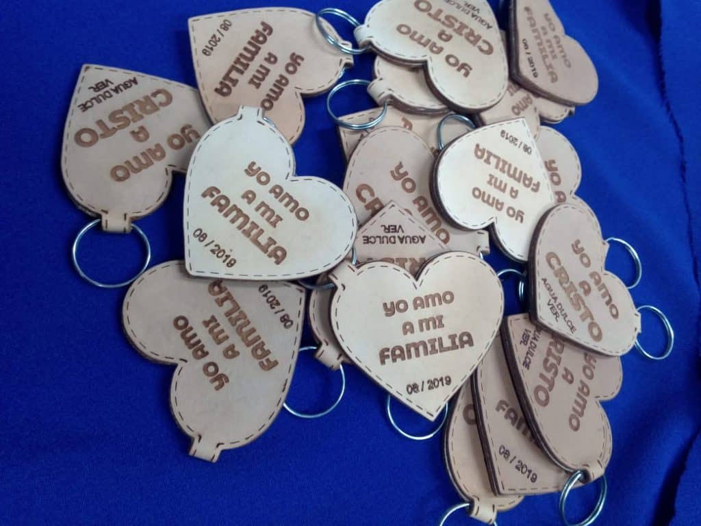 Llaveros en piel personalizables — vector para corte CNC