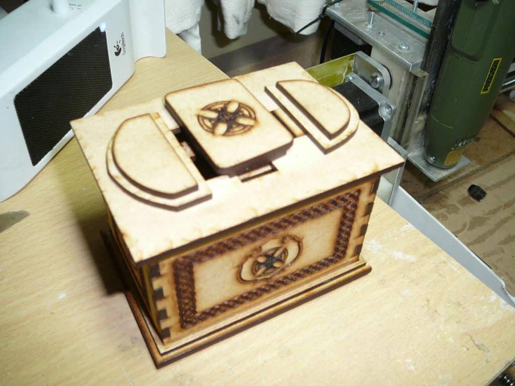 Caja con mecanismo — vector para corte CNC