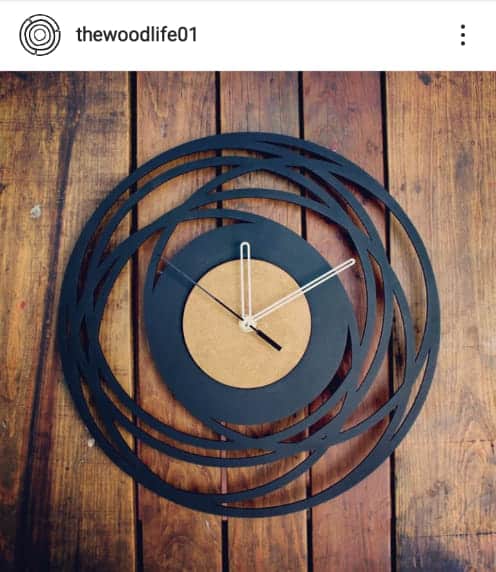Reloj de trazos circulares