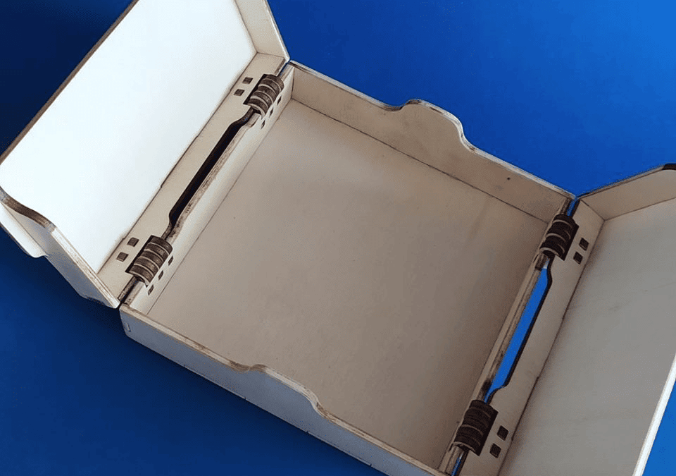 Caja cuadrada con bisagras