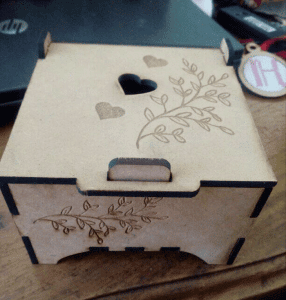 Caja «Corazones y ramas»