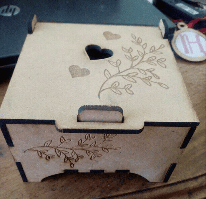 Caja «Corazones y ramas»