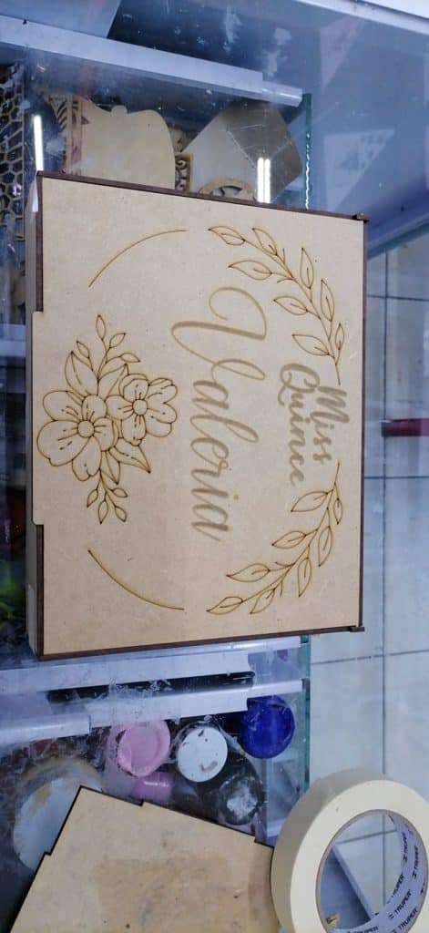 Caja «Mis quince» — vector para corte CNC