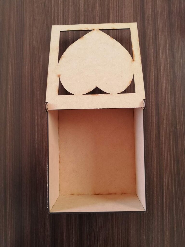 Caja sencilla «Tapa con corazón» — vector para corte CNC