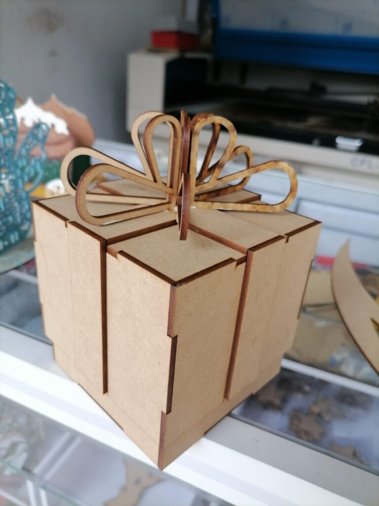 Caja mini «Regalo» — vector para corte CNC
