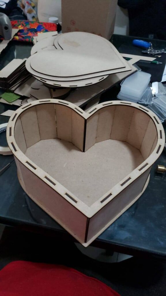 Caja de corazón 30cm — vector para corte CNC