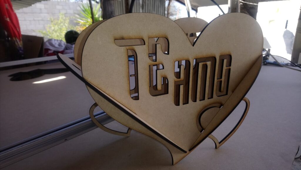 Macetero de corazón — vector para corte CNC