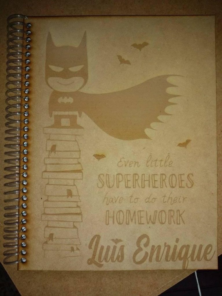 Portada de libreta «Superhéroe» — vector para corte CNC