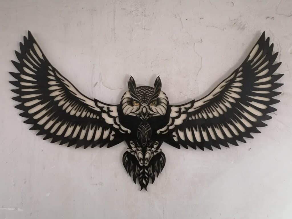 Búho al vuelo (de frente) — vector para corte CNC