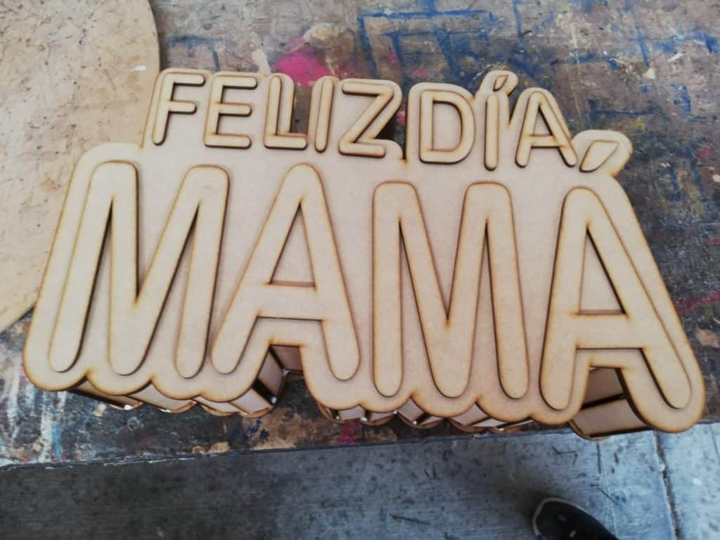 Caja «Feliz día Mamá» — vector para corte CNC