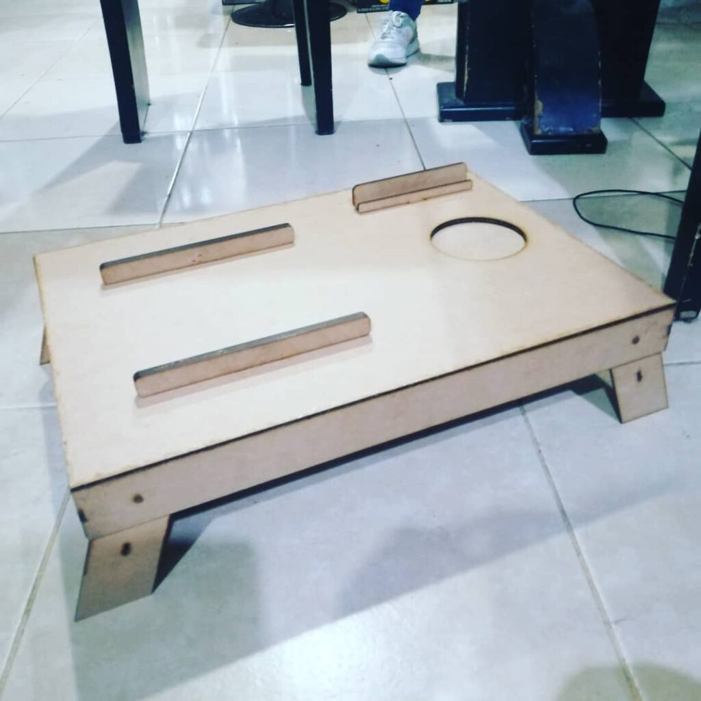 Mesa portátil para computadora — vector para corte CNC