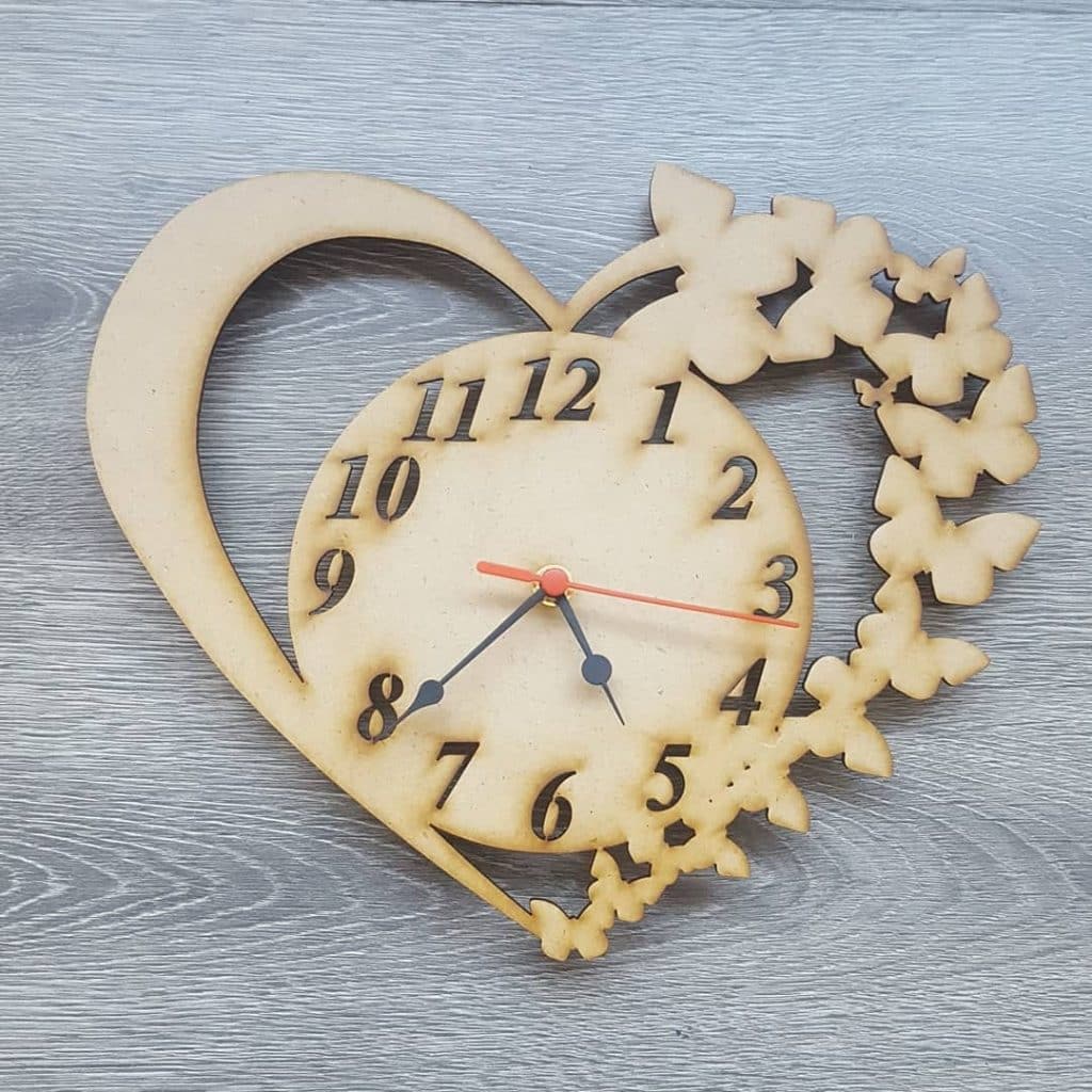 Reloj «Corazón y mariposas» — vector para corte CNC