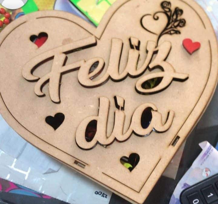 Caja de corazón «Feliz día»