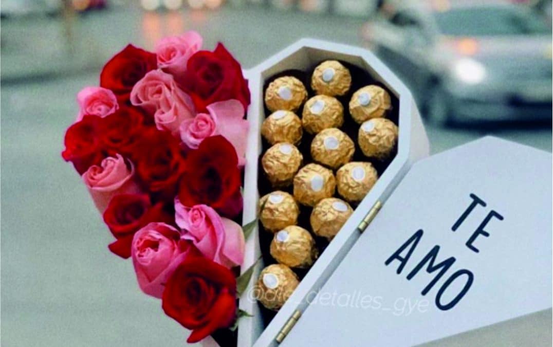 Caja de corazón «Chocolates y rosas»