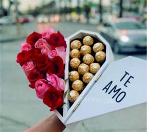 Caja de corazón «Chocolates y rosas»