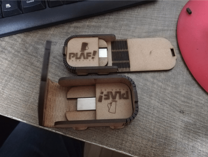 Caja para USB con bisagra viva
