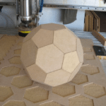 Te compartimos un vector descargable para reproducir una caja de MDF en forma balón de fútbol. Utiliza máquina de corte CNC para la realización de este proyecto.