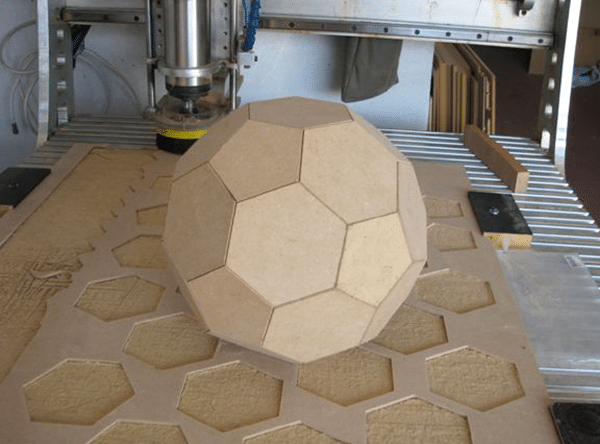 Caja de MDF en forma balón de fútbol.