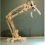vector descargable para reproducir una lámpara de escritorio. Utiliza máquina de corte CNC para la realización de este proyecto.