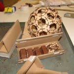 Vector descargable para reproducir una lámpara colgante en forma de balón de fútbol. Utiliza máquina de corte CNC para este proyecto.
