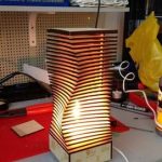 Vector descargable para reproducir una lámpara de escritorio. Utiliza máquina de corte CNC para la realización de este proyecto.