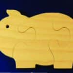 Te compartimos un vector descargable para reproducir un rompecabezas de cerditos. Utiliza tu máquina de corte CNC para la realización de este proyecto.