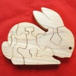 Te compartimos un vector descargable para reproducir un rompe cabezas de conejo. Utiliza tu máquina de corte CNC para la realización de este proyecto.