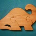 Te compartimos un vector descargable para reproducir un rompecabezas de dinosaurios. Utiliza tu máquina de corte CNC para la realización de este proyecto.
