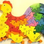 Te compartimos un vector descargable para reproducir un rompecabezas de gallina. Utiliza tu máquina de corte CNC para la realización de este proyecto.