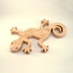 Te compartimos un vector descargable para reproducir un rompecabezas de iguana. Utiliza tu máquina de corte CNC para la realización de este proyecto.