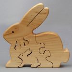 Te compartimos un vector descargable para reproducir un rompecabezas de conejo. Utiliza tu máquina de corte CNC para la realización de este proyecto.