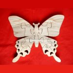 Te compartimos un vector descargable para reproducir un rompecabezas de mariposa. Utiliza tu máquina de corte CNC para la realización de este proyecto.