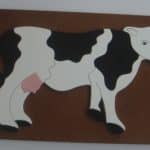 Te compartimos un vector descargable para reproducir un rompecabezas en forma de vaca. Utiliza tu máquina de corte CNC para la realización de este proyecto.