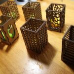 vector descargable para reproducir un portalápices de madera Utiliza tu máquina de corte CNC para la realización de este proyecto.