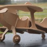 ector descargable para reproducir un avión a escala. Utiliza tu máquina de corte CNC para la realización de este proyecto.