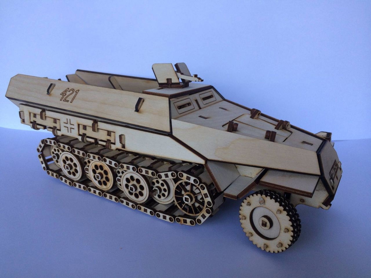 vector descargable para reproducir un tanque de guerra. Utiliza tu máquina de corte CNC para la realización de este proyecto.