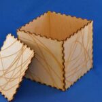 vector descargable para reproducir una caja cuadrada.  Utiliza tu máquina de corte CNC para la realización de este proyecto.
