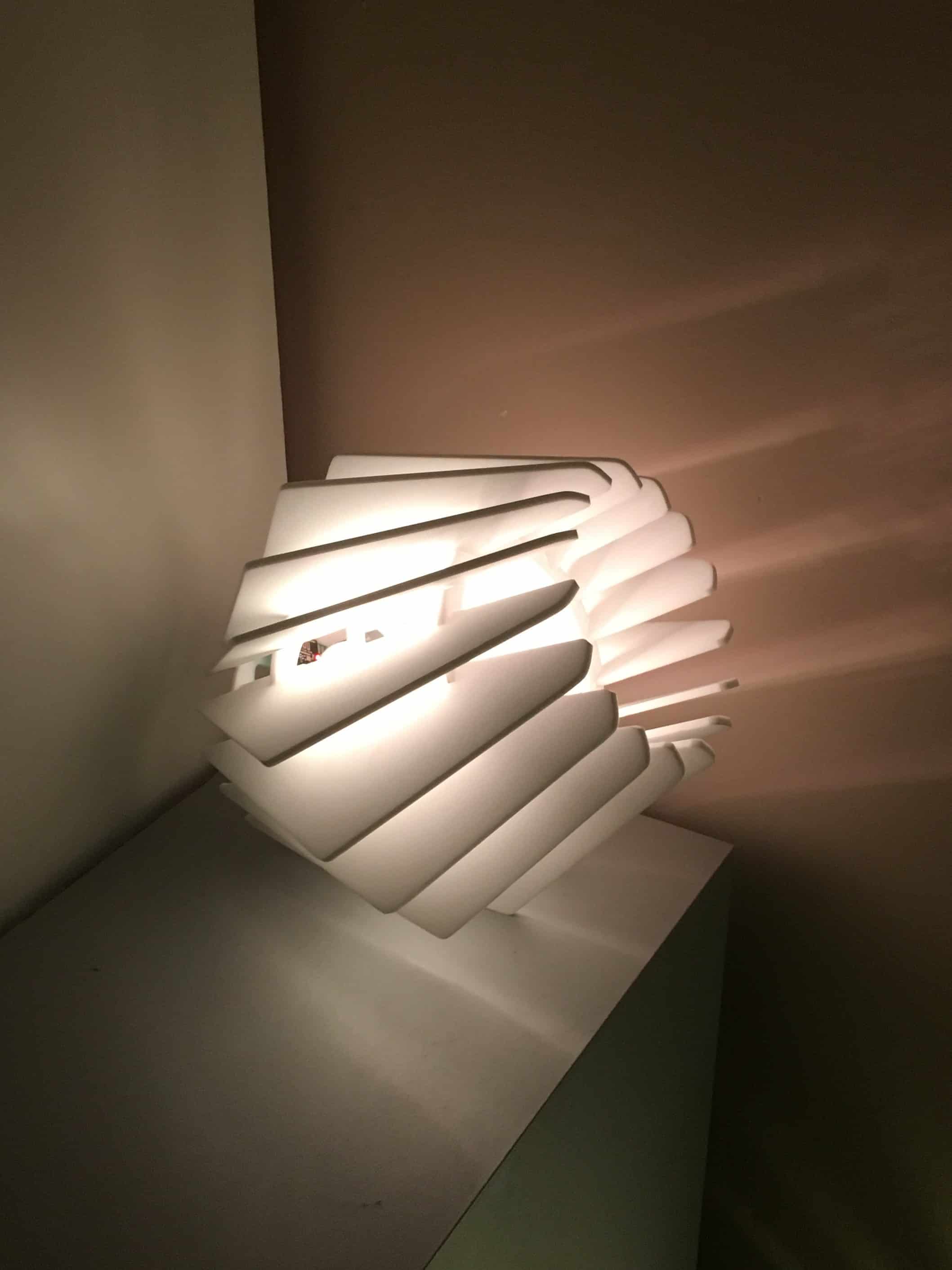 Te compartimos un vector descargable para reproducir el diseño de una lámpara. Utiliza tu máquina de corte CNC para la realización de este proyecto. Descarga más vectores de manera gratuita en www.stanser.com/vectores **Si crees que este archivo infringe algún derecho de autor o eres dueño del contenido, total o parcialmente, envíanos un mensaje.