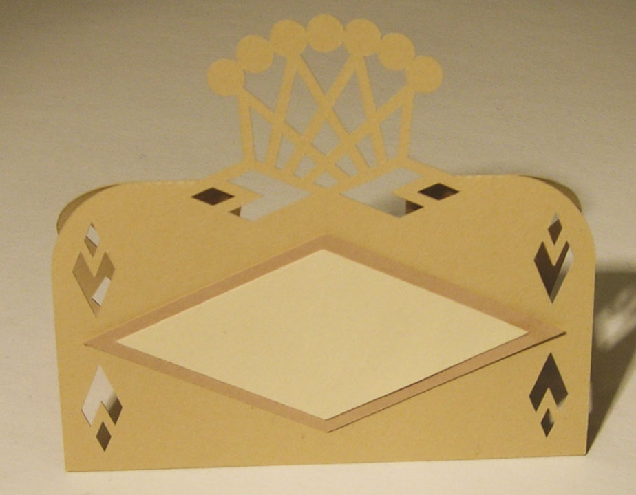 vector descargable para reproducir el diseño de un identifircador con decoración de corona,  Utiliza tu máquina de corte CNC