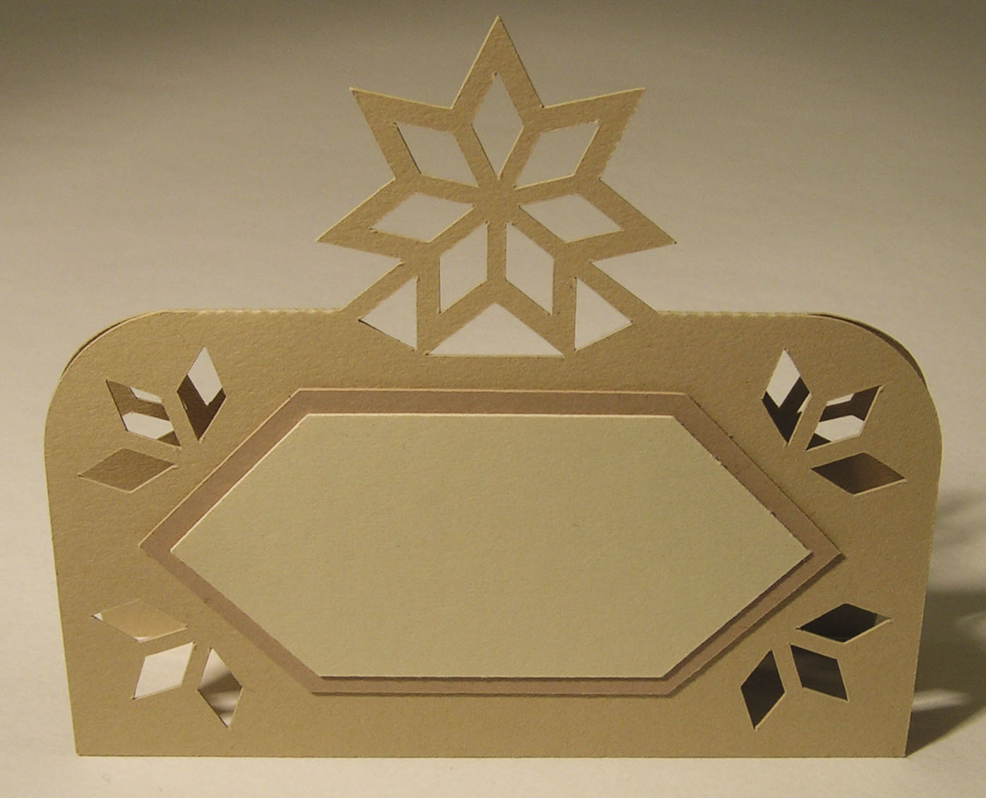 vector descargable para reproducir el diseño de un identifircador con decorado de estrella.  Utiliza tu máquina de corte CNC