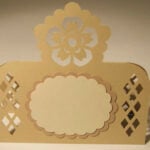 vector descargable para reproducir el diseño de un identifircador con decorado de flor.  Utiliza tu máquina de corte CNC