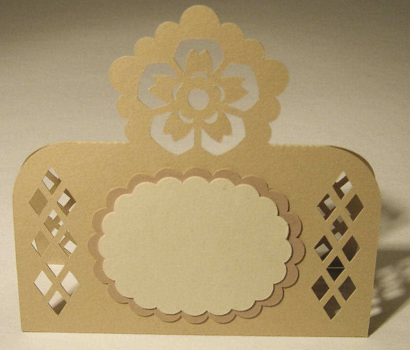 vector descargable para reproducir el diseño de un identifircador con decorado de flor.  Utiliza tu máquina de corte CNC