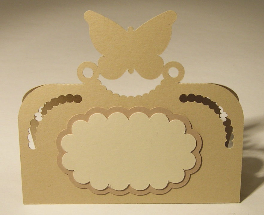 vector descargable para reproducir el diseño de un identificador con decorado de mariposa.  Utiliza tu máquina de corte CNC