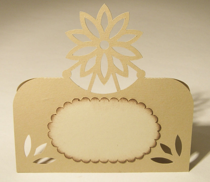 vector descargable para reproducir el diseño de un identificador con decorado de flor.  Utiliza tu máquina de corte CNC